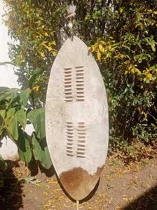 Genuine Cowhide XL Zulu Shield 145cm Brown and White Isihlangu with Handle Tradi - Picture 1 of 10