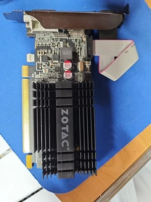 Tarjeta gráfica ZOTAC GT 710 Zone Edition 2 GB 64 bits DDR3 DVI HDMI bajo perfil Foto 1 de 3