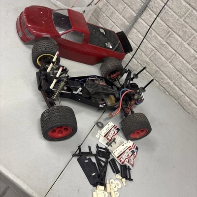 VINTAGE TEAM ASSOCIATED RC10T2 STADIUM TRUCK 2WD - Image 1 of 4