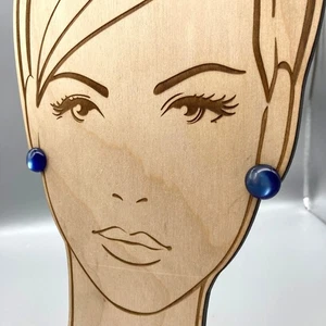 Brillant blau schimmernde Ohrringe, Moonglow Ohrstecker, minimalistische Lucite Knöpfe - Bild 1 von 5