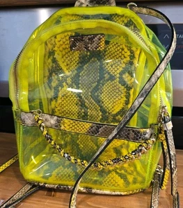 Mochila pequeña Victoria's Secret para niñas verde neón con estampado de serpiente - Imagen 1 de 9