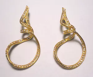 Nuevos IMPRESIONANTES PENDIENTES MODERNISTAS LINDA LEVINSON REMOLINOS DE CRISTAL ENCHAPADOS EN ORO 2 7/8 - Imagen 1 de 3