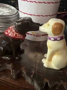 Sehr guter Zustand Kissing magnetischer Hund Salz und Pfefferstreuer Set Schokolade und weißes Labor - Bild 1 von 13