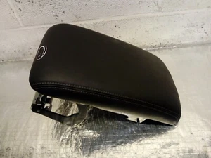 REPOSABRAZOS INFINITI M35H P13203B34000 - Imagen 1 de 5