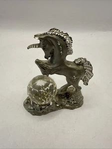 Statuina unicorno carino vintage in peltro che si alza sopra sfera di cristallo - Foto 1 di 6