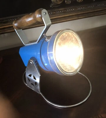 Linterna de ferrocarril Starlite 292 de colección con soporte mango de madera azul Foto 1 de 4