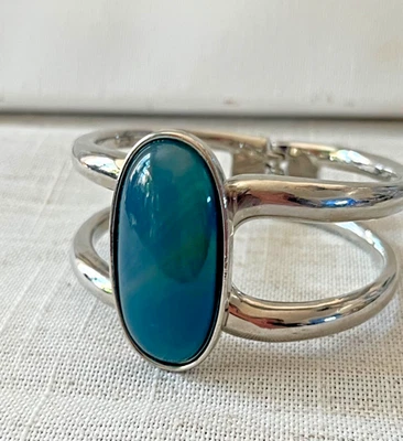 Brazalete Casa Blanca Mercado Negro WHBM Bisagras Anchas Piedra Azul Tono Plata... Foto 1 de 4