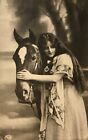 1900er Trauriges Mädchen lange Haare Umarmungen Pferd B&W ANTIKE POSTKARTE
