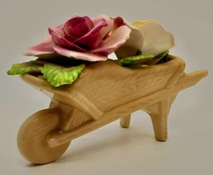 Carretilla de colección Chorley English Bone China con rosas jardinería núcleo de cabaña - Imagen 1 de 12