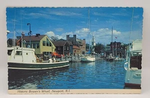Histórico BOWEN'S WHARF Newport, Rhode Island postal de colección tiendas frente al mar barcos - Imagen 1 de 2