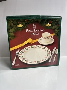 ROYAL DOULTON HOLLY PATTERN 3 PIECE Dinnerware SET OF FINE PORCELAIN NEW BOXED - Picture 1 of 4