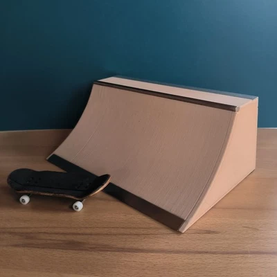 Mini Quarter Pipe fürs Fingerskateboard | Park, Rampe, Obstacle, Holz - Bild 1 von 4