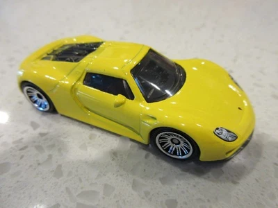Coche de carreras de juguete fundido a presión Porsche 918 Spyder 2021 Matchbox amarillo 1:64 Foto 1 de 4