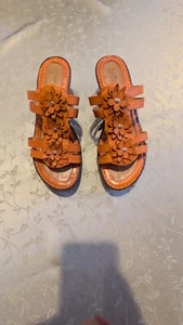 Born Mujer Naranja Piel Floral T Correa Sandalia, Talla 9 - Imagen 1 de 7