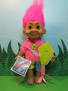 KITE FLYING TRAVIS - 7" Muñeca Russ Troll - NUEVA EN BOLSA ORIGINAL - Imagen 1 de 8