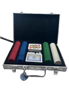 Kit de poker en estuche metálico 2 barajas de cartas 5 dados y 4 colores de fichas - Imagen 1 de 9