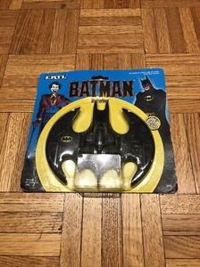 1989 Ertl Batman Batwing Die Cast Metal Toy Maßstab 1:43 - 2495 - SEALED - Bild 1 von 8