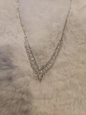 Collar Claire's tono plata triple fila estrás llamativo Foto 1 de 4