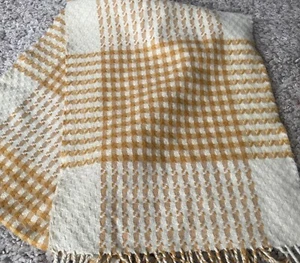 100% Cashmere Made in Scotland Yellow Waffle Plaid Cashmere Fringed Scarf - Picture 1 of 4