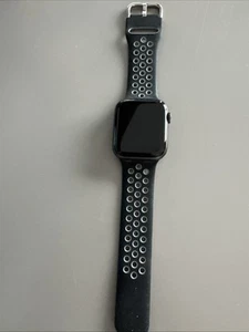 Apple Watch SE - Photo 1 sur 5