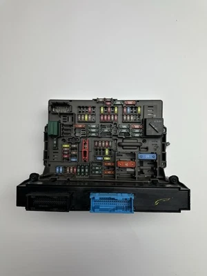 Оригинальный распределительный блок предохранителей для передней панели BMW E90 E92 E93 E82 135i 335i 2007-2013 годов выпуска - Изображение 1 из 4