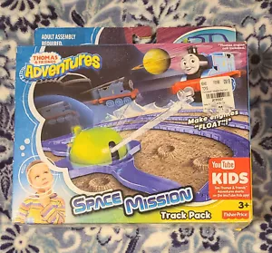 Thomas Tank Engine ""Space Mission"" Fisher prezzo incluso confezione pista nuovo in scatola - Foto 1 di 9