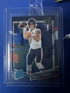 2023 PANINI CHIARAMENTE DONRUSS TYSON BAGENT RC RATED ROOKIE #100 ORSI CHICAGO - Foto 1 di 11