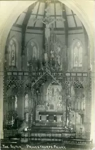 REAL PHOTO POSTCARD OF THE ALTER, PRINCETHORPE PRIORY (NEAR RUGBY), WARWICKSHIRE - Foto 1 di 2