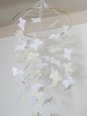 Móvil infantil mariposa blanco y marfil Foto 1 de 4
