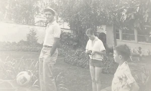 Foto original de niña 1953 con cámara instantánea patio trasero niños hombre niños P19b13 - Imagen 1 de 17