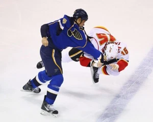 RYAN REAVES 8X10 PHOTO HOCKEY ST. LOUIS BLUES NHL FIGHT - Picture 1 of 1