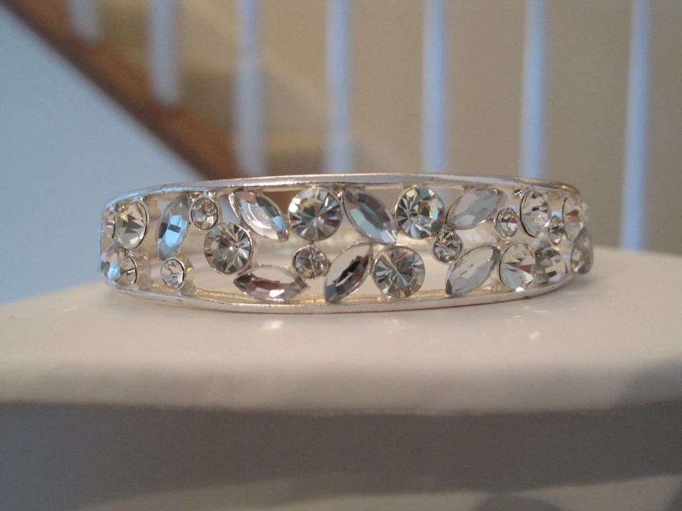 PULSEIRA ARTICULADA CHARTER CLUB SILVERTONE CRISTAL STRASS NOVA SEM ETIQUETAS - Imagem 1 de 1