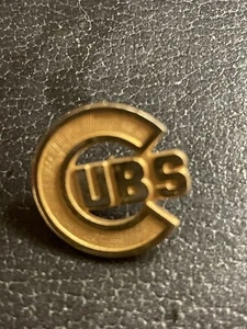 Spilla Tac CUBS placcata oro Wrigley Field 1945 vintage World Series .5" - Foto 1 di 2