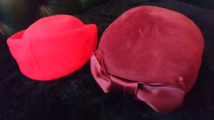 Lot 2 Chapeaux-Calots (2) "Bordeaux et rouge" - MARIE MERCIE - Neuf - T.54-55 - Imagen 1 de 6