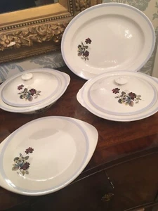 LORD NELSON WARE 2 PLATTEN UND 2 DECKELTERRINEN MIT BLUMEN VERZIERT - Bild 1 von 9