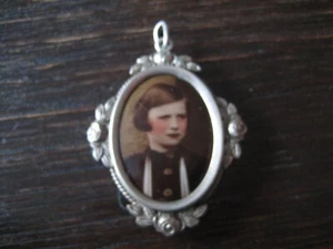 romantischer Jugendstil Medallion Anhänger Rosen Kinder Bild Art Nouveau Locket - Picture 1 of 4