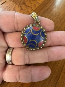 Bellissima pietra tibetana multicolore con ciondolo vintage in ottone - Foto 1 di 15