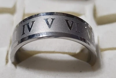 Anillo de banda con borde biselado de números romanos banda de acero inoxidable tamaño 13 Foto 1 de 2