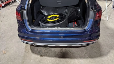 2020 AUDI ALLROAD QUATTRO REAR BUMPER ASSEMBLY W PARK ASSIST DUAL EXHAUST BLUE Foto 1 de 4