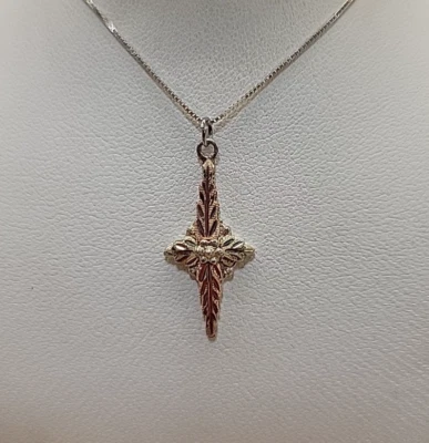 Colgante de hoja de oro y plata Black Hills Foto 1 de 4