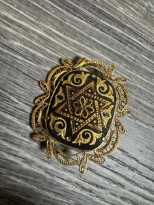 Vintage Damascene Filigree Detail Brooch Jewelry Pin Bin C - Afbeelding 1 van 2