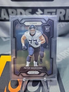 2023 PANINI PRIZM NFL PETER SKORONSKI TENNESSEE TITANS #395 BASE ROOKIE CARD - Foto 1 di 2