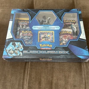 Pokemon NUOVO BLACK KYUREM PREMIUM BOX BIANCO E NERO (booster + figura + carta) - Foto 1 di 9