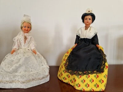 DEUX PETITES POUPEES FOLKLORIQUES MARIEE DE BRETAGNE ET ARLESIENNE - Photo 1/4