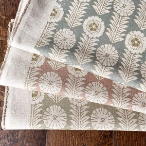Aspecto de lino estampado en bloque FLORA, 100% tela algodón, precio por 1/2 m - Imagen 1 de 17