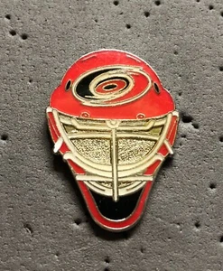 Carolina Hurricanes Goalie Mask NHL Hockey Pin - Imagen 1 de 1