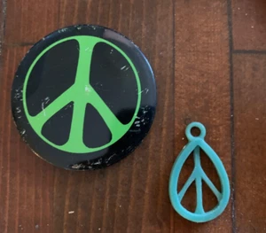 Vintage 60er,70er Peace Symbol grün,schwarz Pin Pinback Button Anstecker+Anhänger Charm - Bild 1 von 2