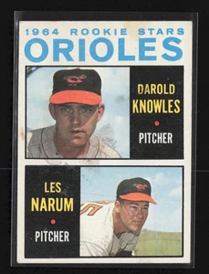 1964 Topps #418 Orioles 1964 estrellas novatas (Darold Knowles/Les Narum) relaciones públicas *mancha* - Imagen 1 de 2