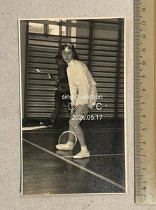 OPS originale vecchia foto d'epoca cinese bella signora che gioca a badminton - Foto 1 di 2