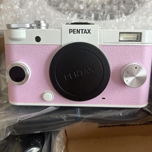 Cuerpo de cámara sin espejo PENTAX Q-S1 rosa con cargador de batería y caja original - Imagen 1 de 8